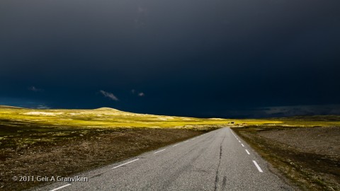 Solstreif blant mørke skyer over Venabygdsfjellet